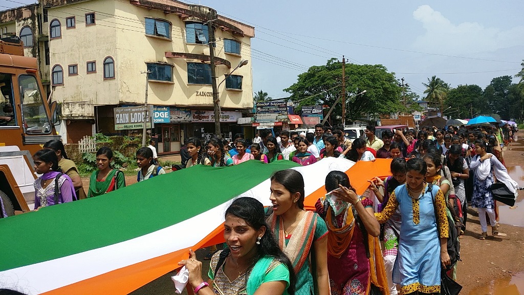ವಿದ್ಯಾರ್ಥಿಗಳಿಂದ ಬೃಹತ್‌ ತ್ರೀವರ್ಣ ಧ್ವಜ ಪ್ರದರ್ಶನ